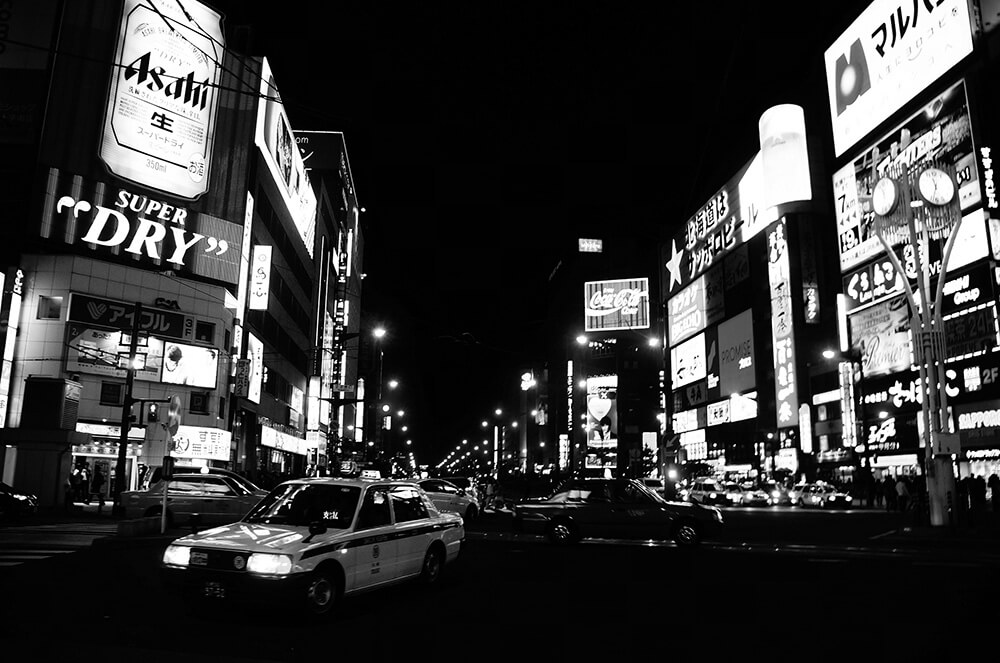 這個計程車車燈，還有大大的Asahi招牌，在黑夜中好亮眼。
