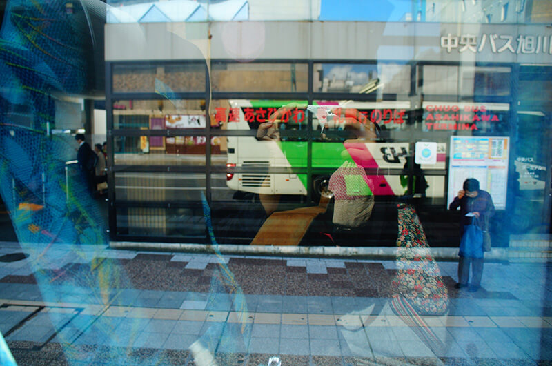 中央巴士旭川站到了！從巴士上拍攝出去的倒影，很有趣！有看見綠白紅巴士與我的單眼嗎？