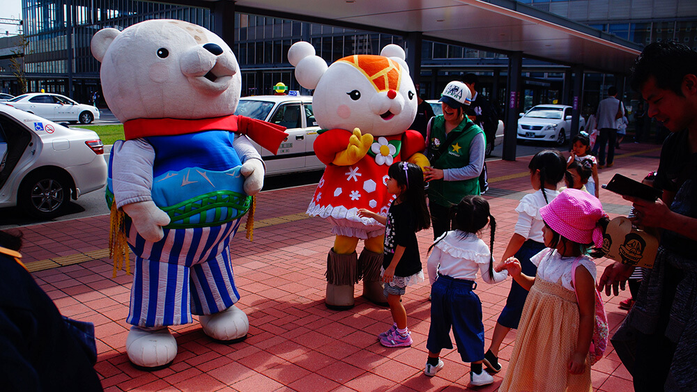 旭川車站外可愛的互動熊熊！吸引大小孩子目光，十分可愛。