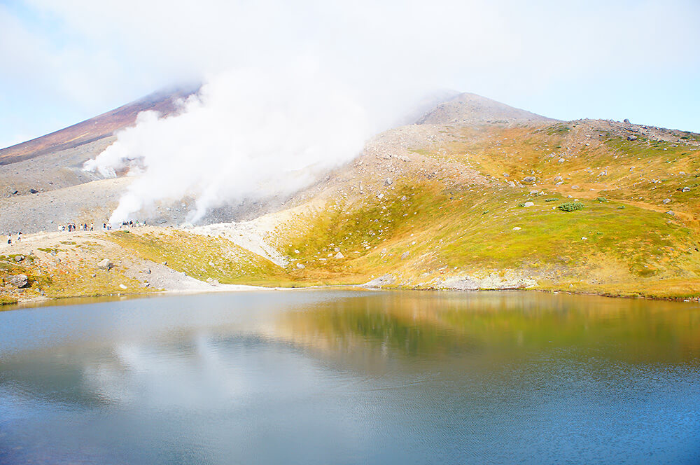 旭岳美麗的見姿湖與火山蒸氣。