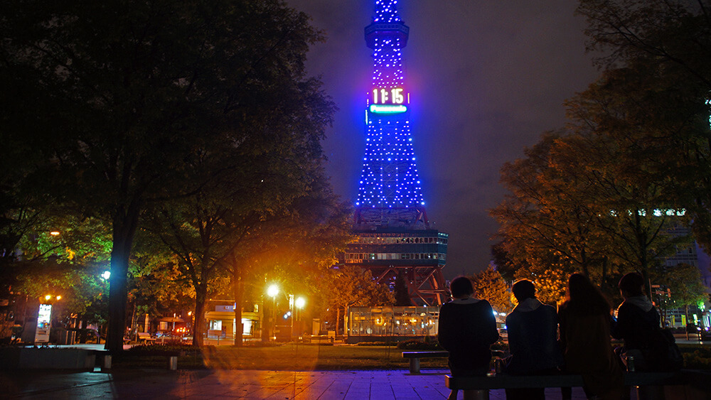 大通公園很大，電視塔很高，遠遠地就能看見這座札幌地標，在黑夜中閃亮。