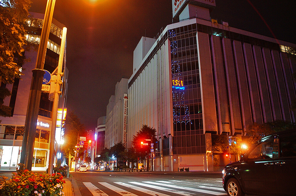 大半夜走啊走，順便拍下大樓鏡面玻璃反射的札幌電視塔，覺得有趣。