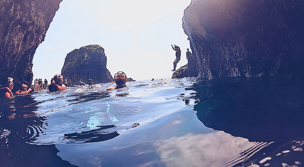 綠島秘境藍洞跳水，水面反射出藍天白雲！（跟對人抓好時機很重要喔！）