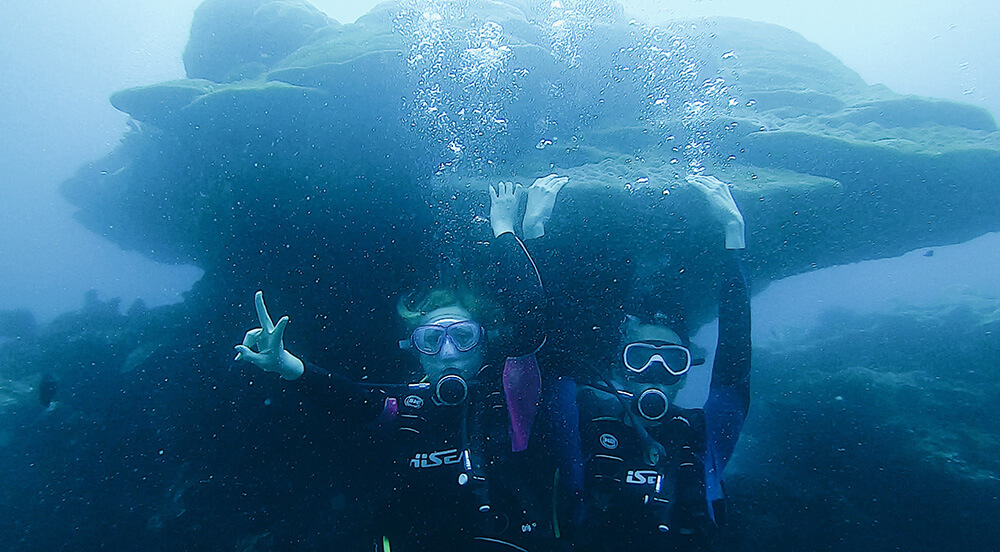 宛如海中大香菇的黑毛礁，啤酒魚指揮著我們拍照，用心記錄我們的潛水體驗。