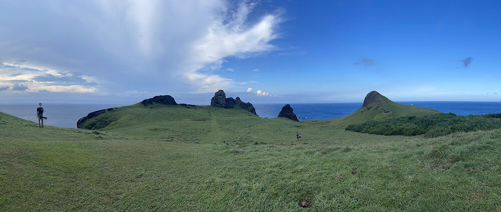 綠島牛頭山，同時看到左右兩邊的海面，呈現完全不同的色澤。