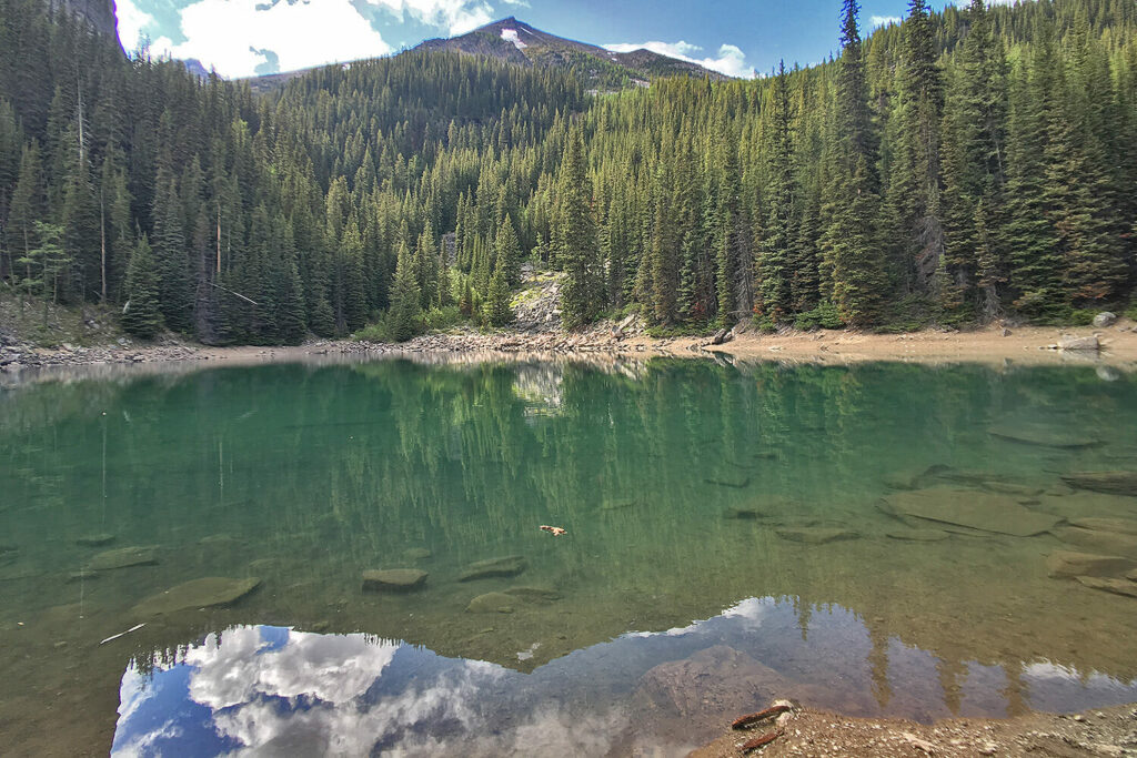 Mirror Lake，換個方向，終於看見美麗的山脈倒影，藍天白雲。