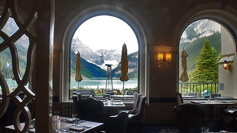 城堡飯店下午茶，著名窗景，眺望路易斯湖。