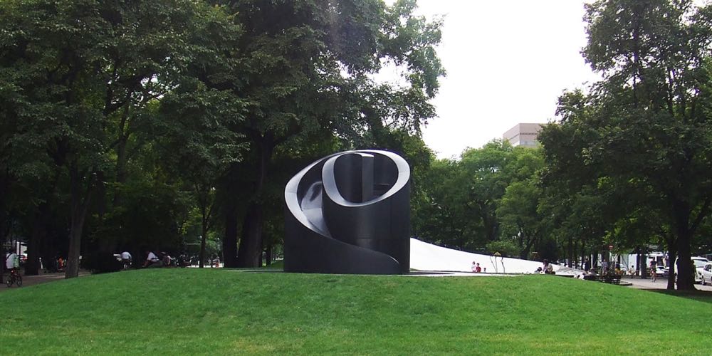 野口勇另一件知名作品「Black Slide Mantra」，大通公園內。