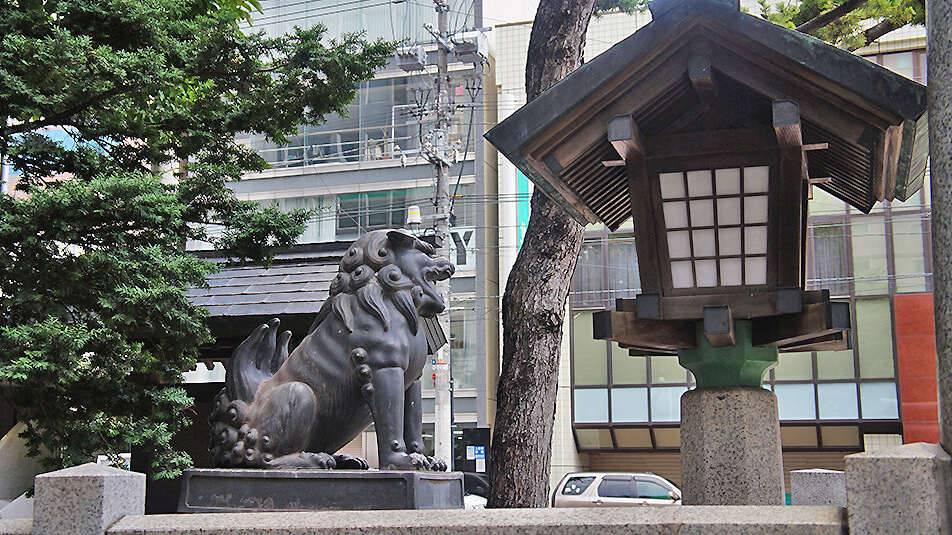 社區大樓之間，三吉神社的獅子，也很有特色。