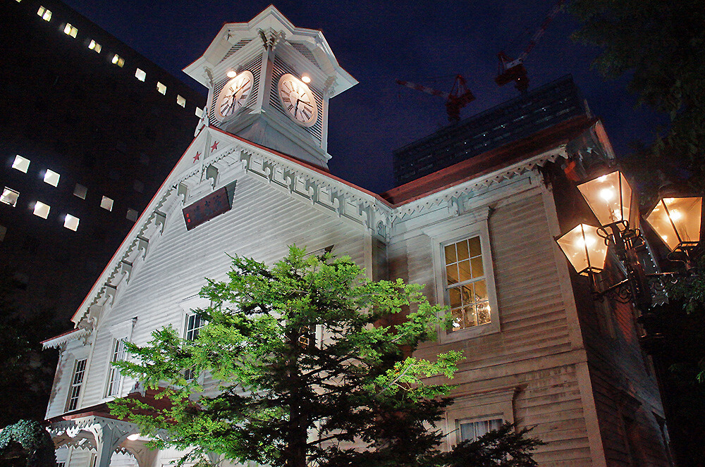 白色札幌市鐘樓。