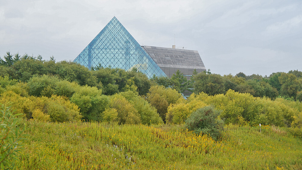 莫埃來沼公園一景，跟羅浮宮致敬的玻璃金字塔。