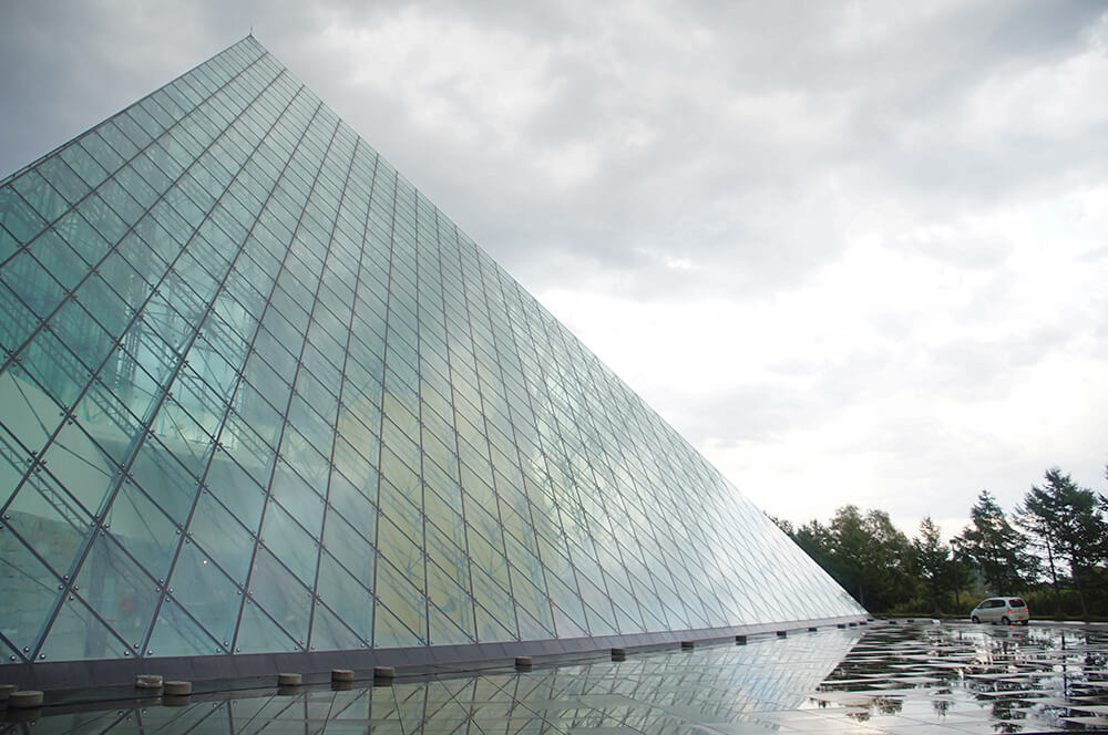 玻璃金字塔，莫埃來沼公園紀念碑。