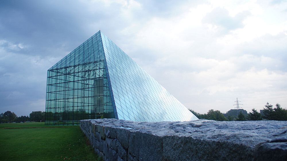 玻璃金字塔頂端，莫埃來沼公園。