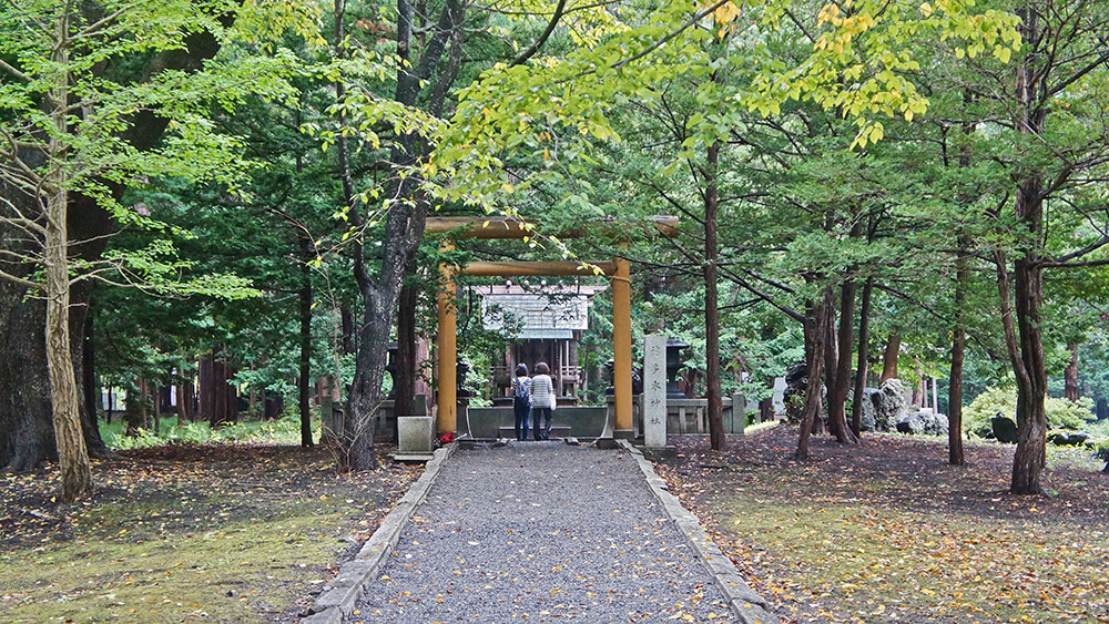 穗多木神社，參拜中。