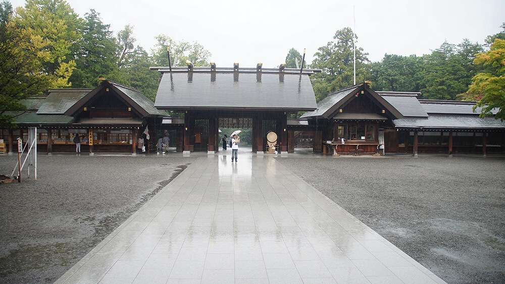 北海道神宮氣派大門，從神殿方向看出去的樣子。