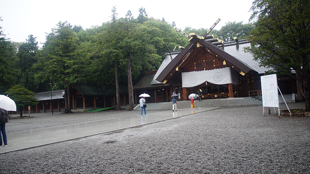 撐傘的旅人，北海道神宮。