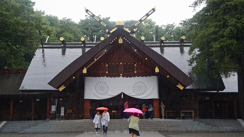 北海道神宮主殿，紅傘旅人。