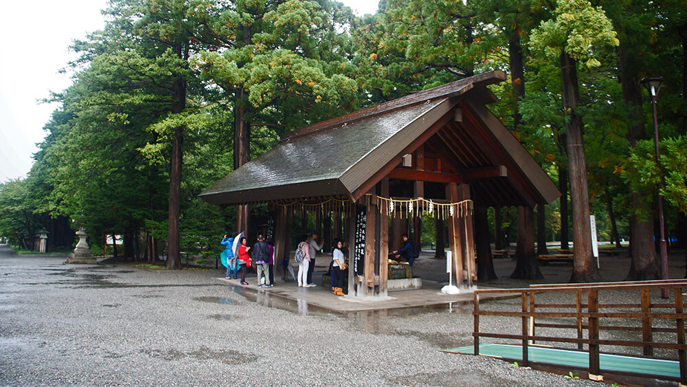 北海道神宮 手水舎，大門視角。