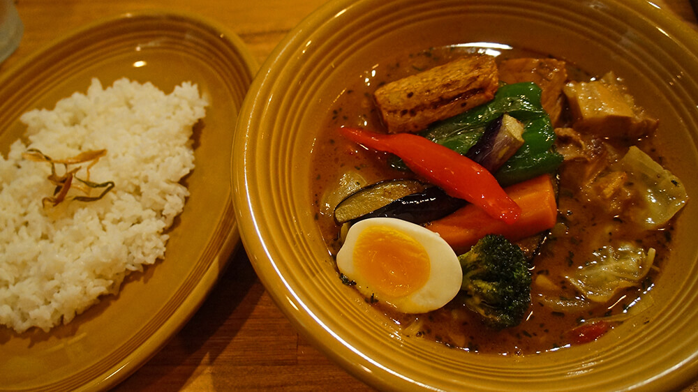 湯咖哩ouchi，看得見滿滿北海道蔬菜在裡面。