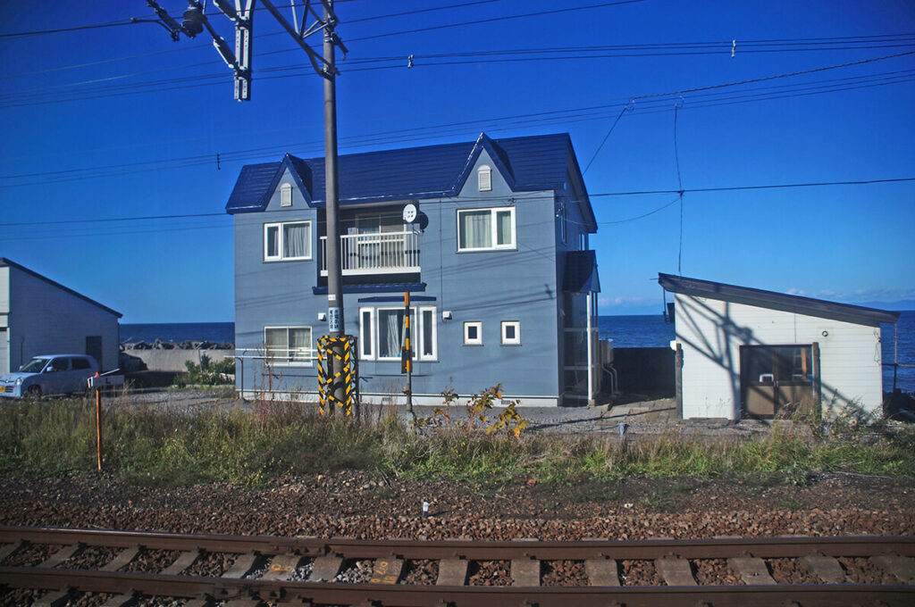 藍色房子，鐵道，海。