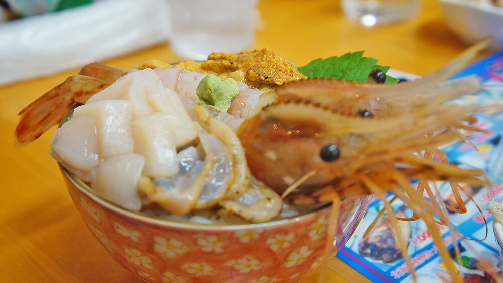偷拍師母的海鮮丼，牡丹蝦、干貝、海膽的組合，北海道小樽。