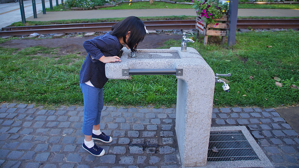 5歲小朋友也能輕易喝水的高度。