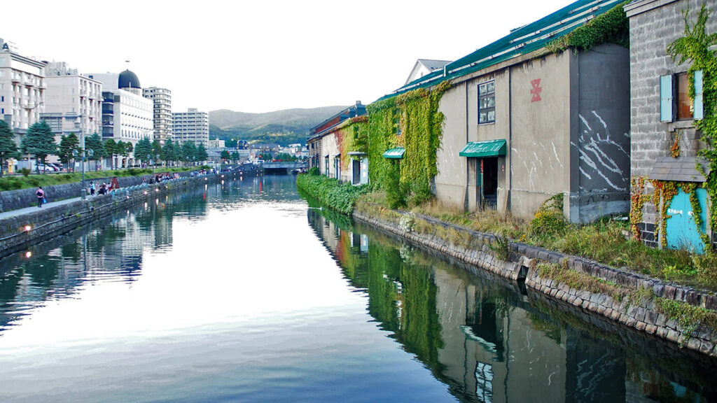 繽紛倉庫倒影，小樽運河，北海道。