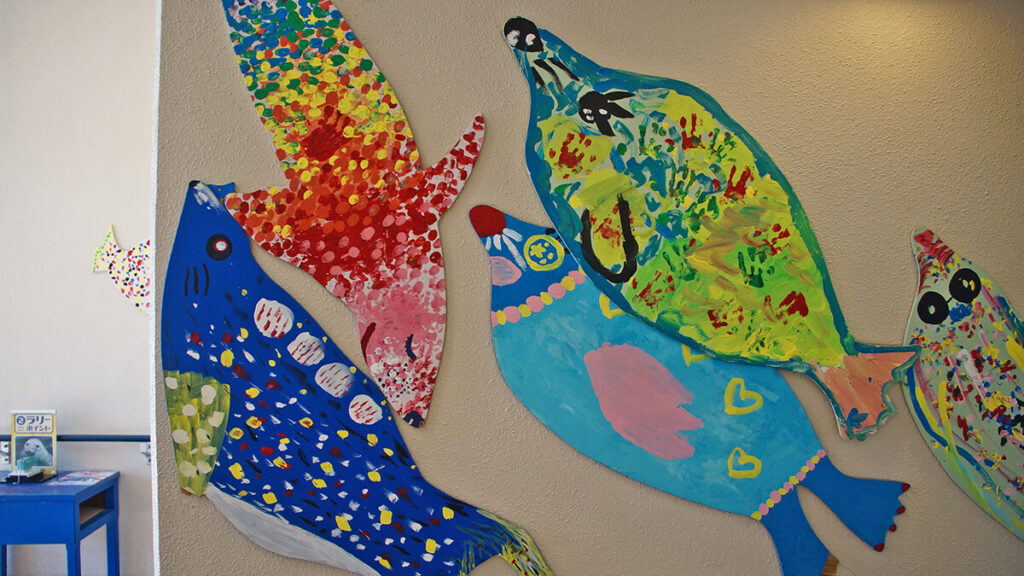 牆上可愛的兒童插圖，小朋友眼中的海豹，五顏六色。