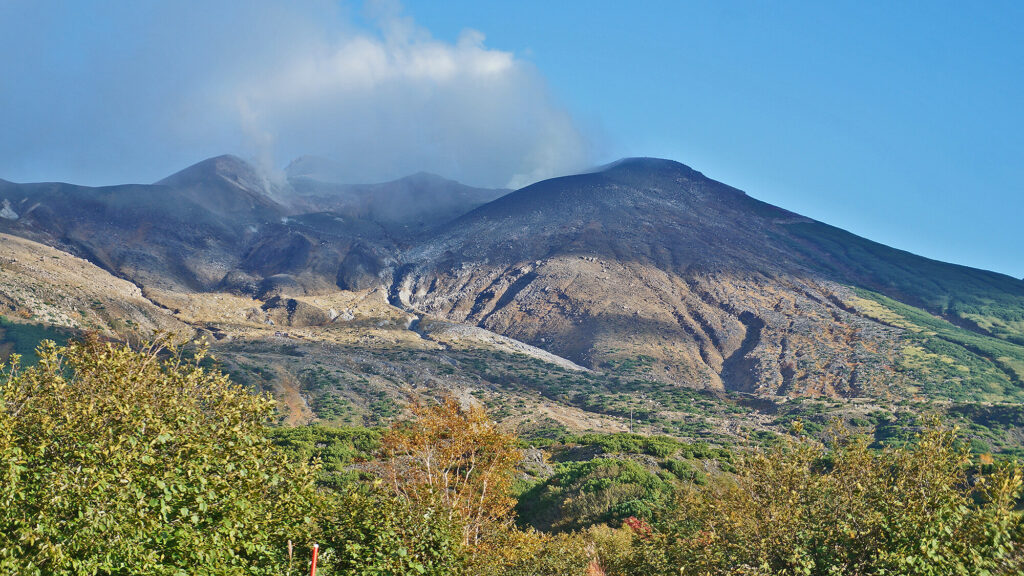 十勝岳望岳台，火山活動頻繁的大雪山國家公園。