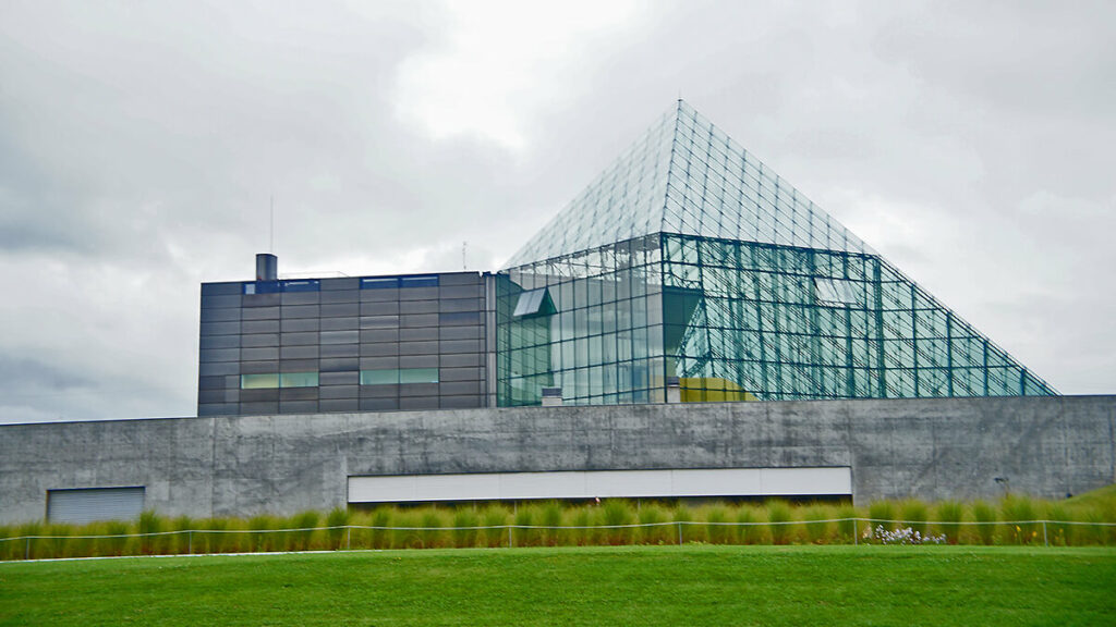造型獨特的玻璃金字塔，莫埃來沼公園。