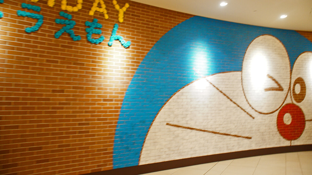 超大的哆啦A夢牆面，很吸睛！新千歲機場。