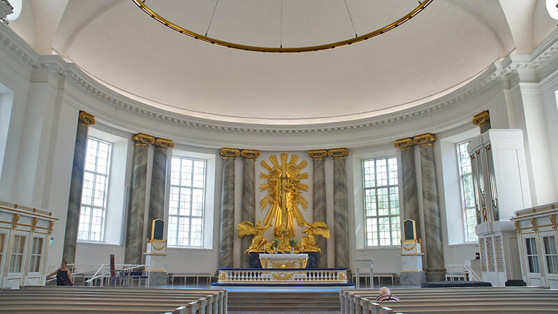 哥特堡大教堂內部，簡潔俐落的白與金。