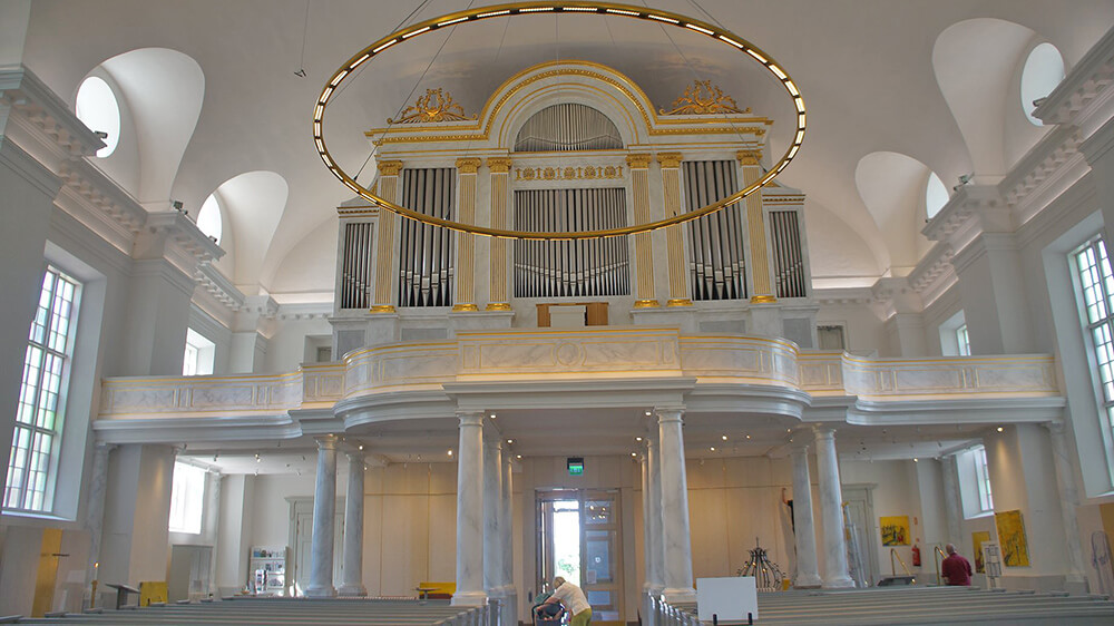 上面應該是教堂管風琴？簡單氣派。