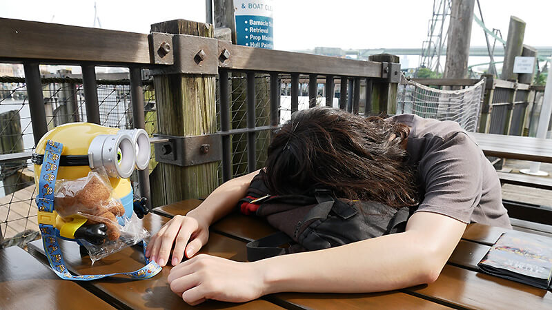 累趴在香吉士餐廳旁的木桌上。