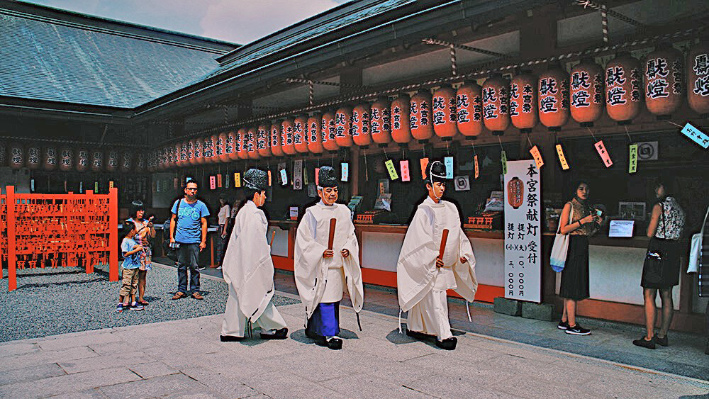 稻荷神社的三位神官。