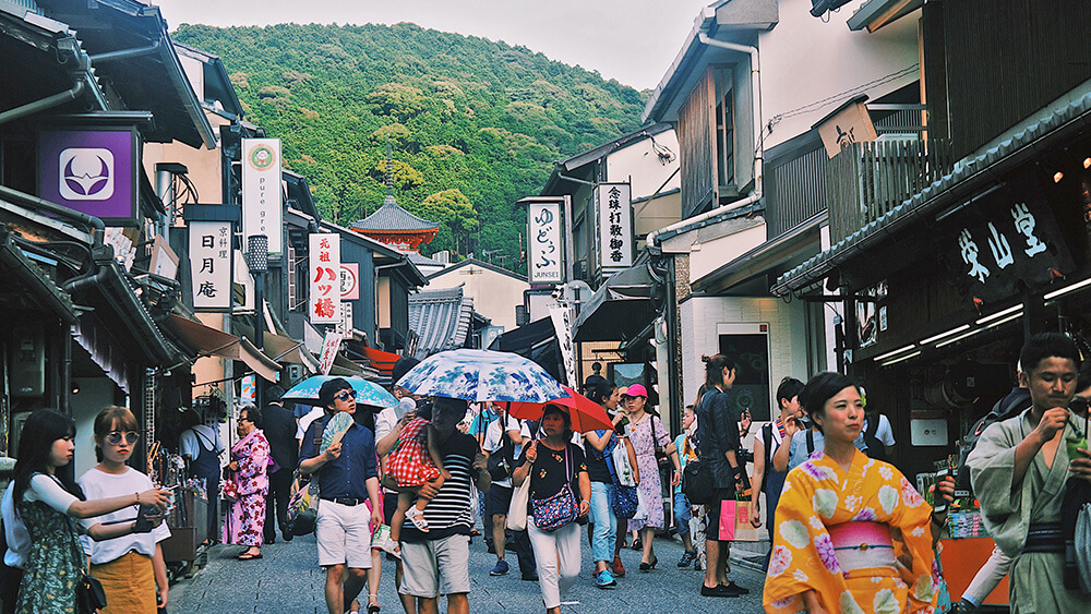 京都三年坂，清水寺前的熱鬧街道。