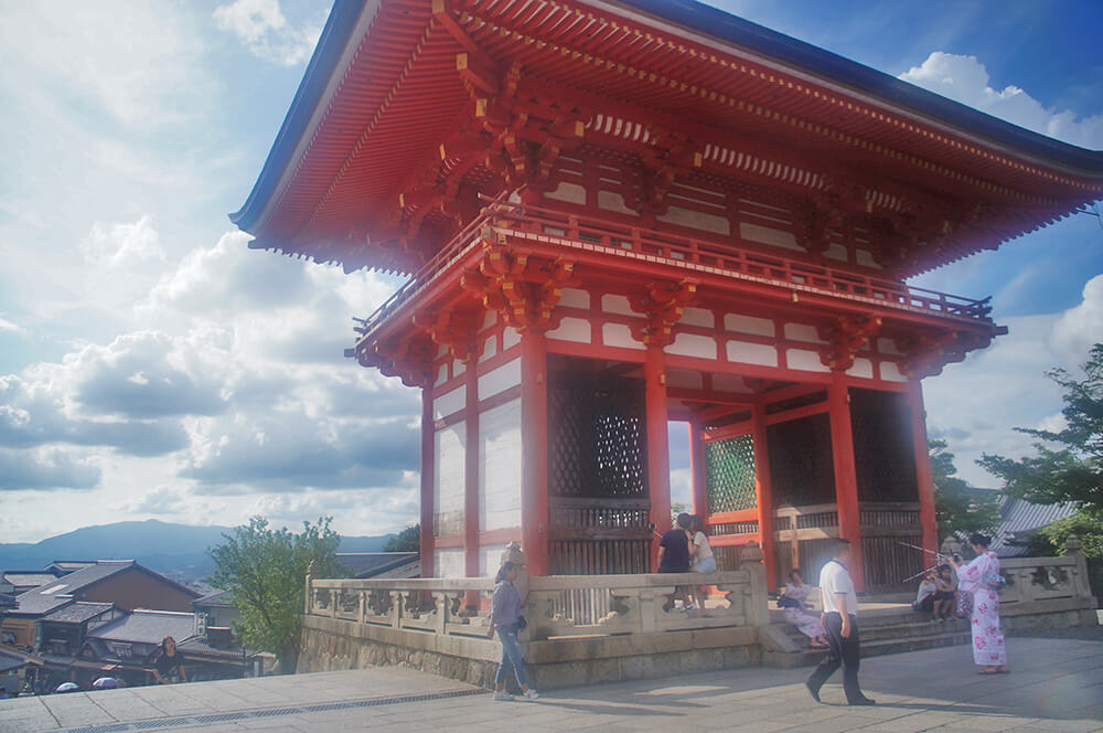 閃閃發光的清水寺仁王門，京都知名地標，這張是京都清水寺大門喔！