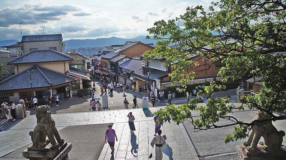 從清水寺大門回望剛剛走過的三年坂，京都。