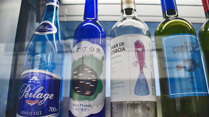 自動販賣機瓶子上不同的魚插圖，宛如展覽櫃，極具巧思。