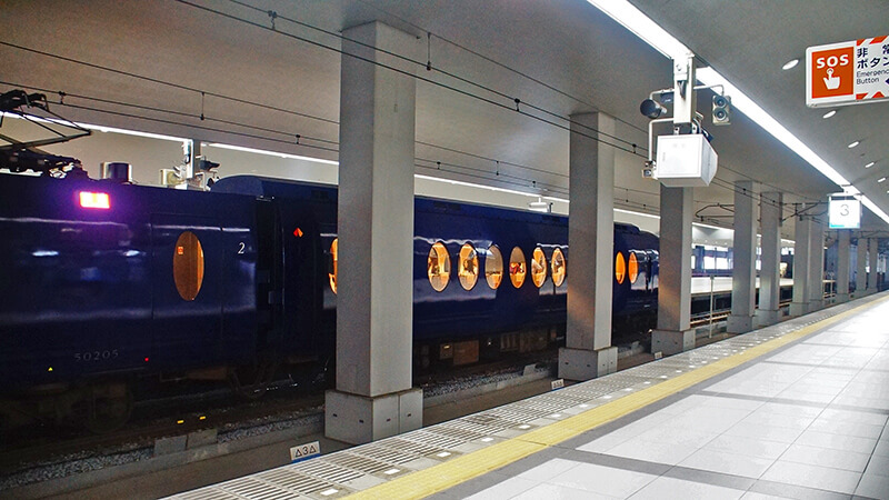 在月台看見可愛的圓車窗，藍色列車。
