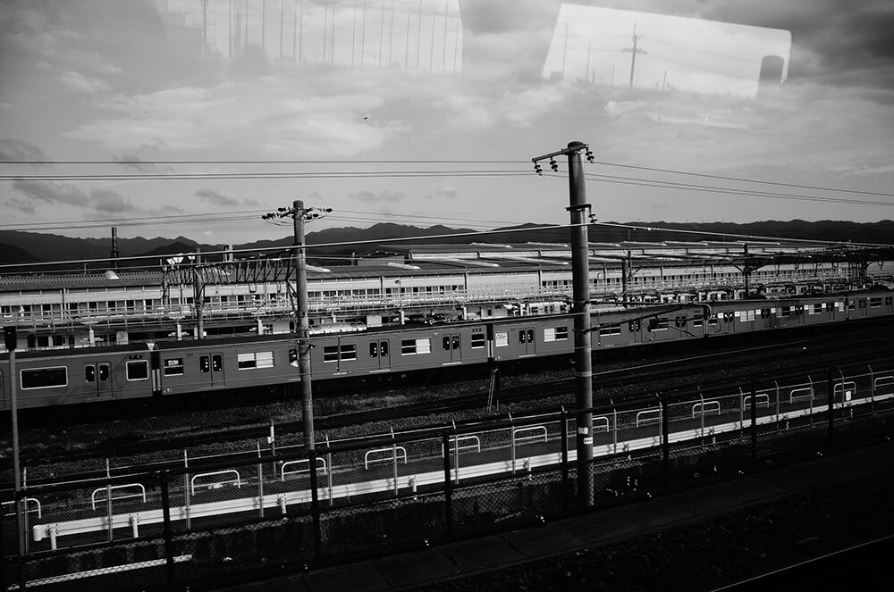 旅行第一天，離開關西機場前往大阪市區的JR火車上，看出去的鐵道窗景。