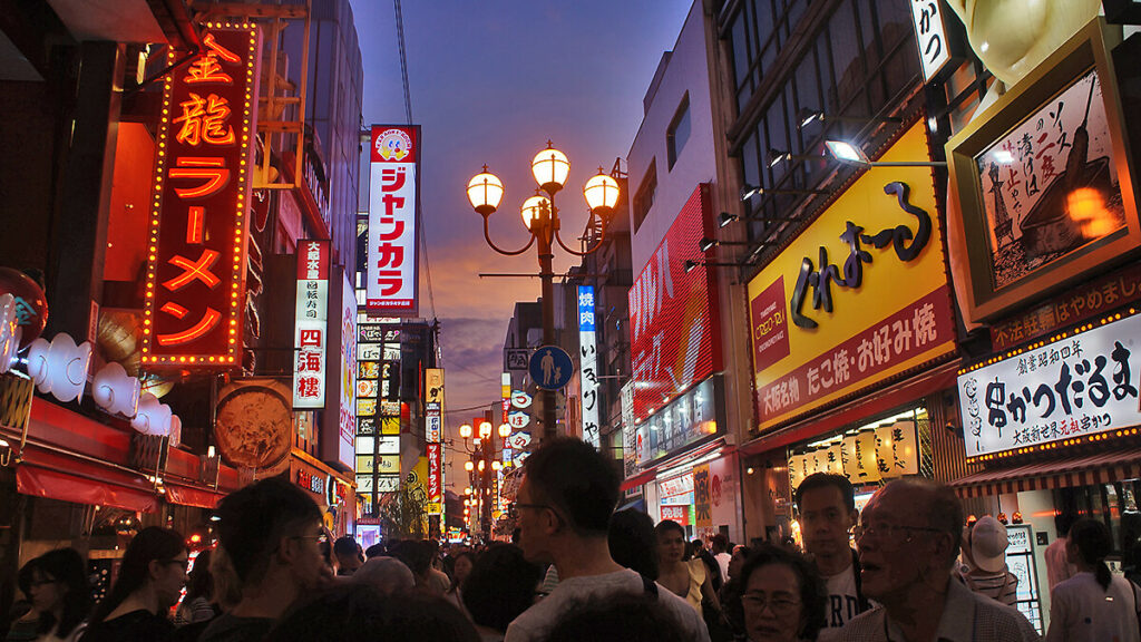 日本京都大阪旅行第一天，華燈初上，好熱鬧的道頓堀商店街。