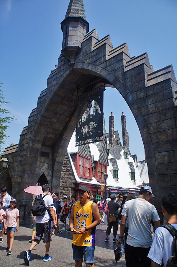 拱門後方就是活米村、魔法世界。