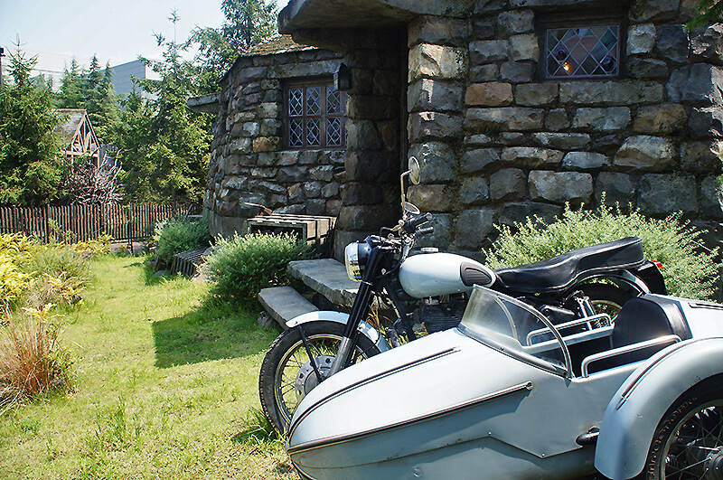 海格小屋與天狼星送給海格的摩托車。
