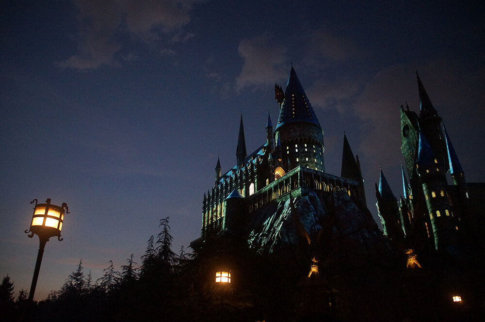 天色終於全暗了！黑夜中的魔法城堡。