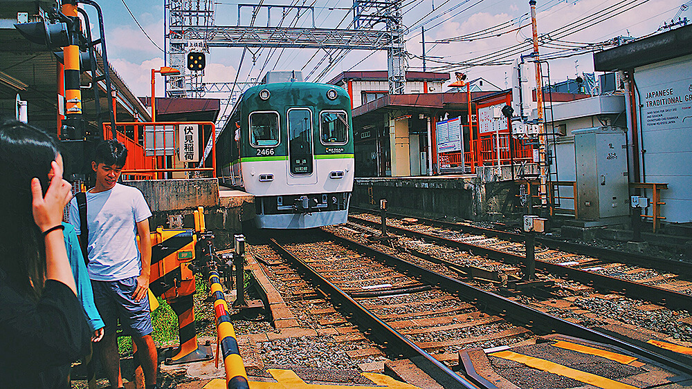 藍綠電車，搭配朱紅月台，也太好看了。