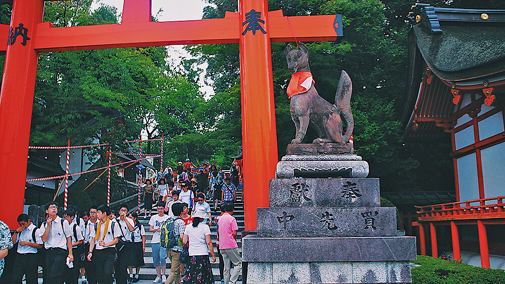 京都伏見稻荷大社內，超大尊的狐狸使雕像。