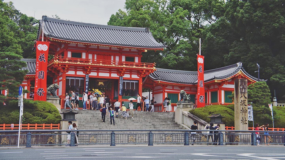 八坂神社正門，祇園祭大旗。