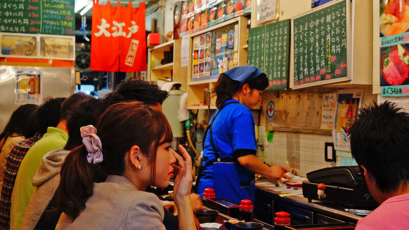 大江戶海鮮丼，小小店面，熱鬧氛圍無限。