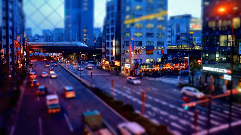 從天橋俯瞰，下方車流，東京的夜，開過的捷運車廂。